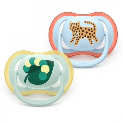 2 броя ортодонтски силиконови залъгалкиUltra Air, 0-6м, пастелни с картинки, в кутия за стерилизиране 0642.001