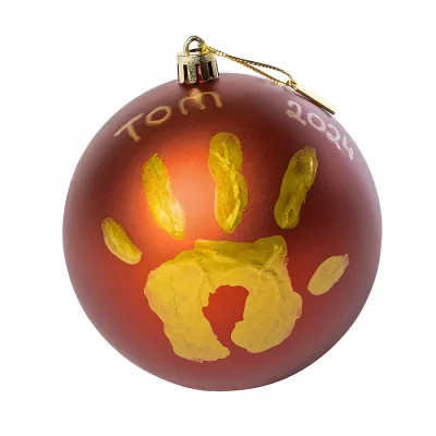 Червена топка за отпечатък със златиста боя на бебешката ръчичка или краче, готова за закачване и украса на коледната елха 1007.001