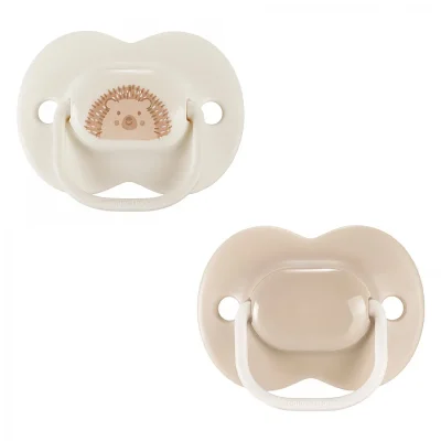 Комплект от 2 бр. ортодонтични залъгалки Tommee Tippee ANY TIME със симетричен силиконов биберон, 0-6м, бежово и крем с декор Таралеж, в кутия за стерилизиране TT.0267