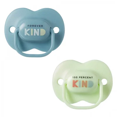 Комплект от 2 бр. ортодонтични залъгалки Tommee Tippee ANY TIME със симетричен силиконов биберон, 6-18м, синя и зелена с декор KIND, в кутия за стерилизиране TT.0274