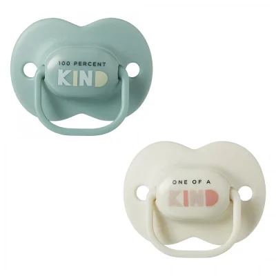 Комплект от 2 бр. ортодонтични залъгалки Tommee Tippee ANY TIME със симетричен силиконов биберон, 6-18м, бежова и зелена с декор KIND, в кутия за стерилизиране TT.0275