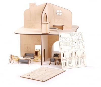 Дървена къща за кукли.