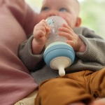 Нощен комплект за бебе Philips AVENT SCD838/17 със шише за хранене Natural Response 260 мл с биберон без протичане със среден поток и залъгалка Ultra Soft 0676.001