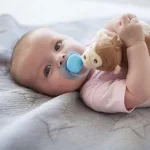 Philips AVENT Залъгалка Ultra Soft (0-6м.) + Плюшена играчка за гушкане Маймунка