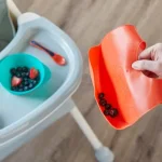 Мек силиконов лигавник Roll n Go Tommee Tippee, навива се на компактно руло за лесно прибиране, тюркоазен цвят, 6м+ 0146.004