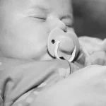 Комплект от 2 бр. ортодонтични залъгалки Tommee Tippee ANY TIME със симетричен силиконов биберон, 18-36м, кафяво и бежово с декор Пчела, в кутия за стерилизиране TT.0283 