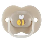 Комплект от 2 бр. ортодонтични залъгалки Tommee Tippee ANY TIME със симетричен силиконов биберон, 18-36м, кафяво и бежово с декор Пчела, в кутия за стерилизиране TT.0283 