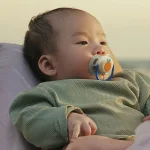 2 броя ортодонтски силиконови залъгалки Philips AVENT SCF080/23 Ultra Air Happy, 0-6м, с декорация в синьо, в кутия за стерилизиране 0637.001