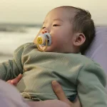 2 броя ортодонтски силиконови залъгалки Philips AVENT SCF080/23 Ultra Air Happy, 0-6м, с декорация в синьо, в кутия за стерилизиране 0637.001