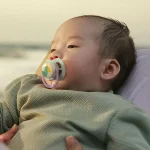 2 броя ортодонтски силиконови залъгалки Philips AVENT SCF080/24 Ultra Air Happy, 0-6м, с декорация в розово, в кутия за стерилизиране 0638.001