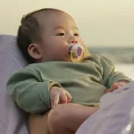 2 броя ортодонтски силиконови залъгалки Philips AVENT SCF080/24 Ultra Air Happy, 0-6м, с декорация в розово, в кутия за стерилизиране 0638.001