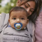 2 броя ортодонтски силиконови залъгалки Philips AVENT SCF080/26 Ultra Air Happy, 6-18м, с декорация в синьо, в кутия за стерилизиране 0639.001