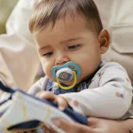 2 броя ортодонтски силиконови залъгалки Philips AVENT SCF080/26 Ultra Air Happy, 6-18м, с декорация в синьо, в кутия за стерилизиране 0639.001