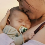 2 броя ортодонтски силиконови залъгалкиUltra Air, 0-6м, пастелни с картинки, в кутия за стерилизиране 0642.001