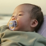 2 броя ортодонтски силиконови залъгалки Ultra Air, 0-6м, пастелни цветове с картинки, в кутия за стерилизиране 0644.001