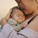 2 броя ортодонтски силиконови залъгалки Ultra Air, 0-6м, пастелни цветове с картинки, в кутия за стерилизиране 0644.001