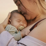 2 броя ортодонтски силиконови залъгалки Philips AVENT SCF087/09 Ultra Air Day and Night, 0-6м, пастелни цветове, унисекс, в кутия за стерилизиране 0646.001 