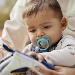 2 броя ортодонтски силиконови залъгалки Philips AVENT SCF087/11 Ultra Air, 6-18м, сини с картинки, в кутия за стерилизиране 0648.001