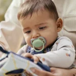 2 броя ортодонтски силиконови залъгалки Philips AVENT SCF087/12 Ultra Air, 6-18м, едноцветни, в кутия за стерилизиране 0649.001 