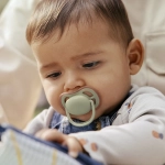 2 броя ортодонтски силиконови залъгалки Philips AVENT SCF087/18 Ultra Air Day and Night, 6-18м, пастелни цветове, унисекс, в кутия за стерилизиране 0652.001