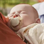 Комплект от 2 броя ортодонтични силиконови залъгалки Philips AVENT Ultra Soft SCF091/40, в кутия за стерилизиране, plant-based 0663.001