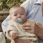 Комплект от 2 броя ортодонтични силиконови залъгалки Philips AVENT Ultra Soft SCF091/40, в кутия за стерилизиране, plant-based 0663.001