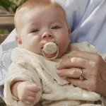 Комплект от 2 броя ортодонтични силиконови залъгалки Philips AVENT Ultra Soft SCF091/41, в кутия за стерилизиране, plant-based 0667.001