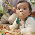 Комплект от 2 броя ортодонтични силиконови залъгалки Philips AVENT Ultra Soft SCF091/45, в кутия за стерилизиране, plant-based 0665.001