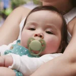 Комплект от 2 броя ортодонтични силиконови залъгалки Philips AVENT Ultra Soft SCF091/45, в кутия за стерилизиране, plant-based 0665.001