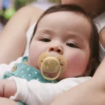 Комплект от 2 броя ортодонтични силиконови залъгалки Philips AVENT Ultra Soft SCF091/46, в кутия за стерилизиране, plant-based  0666.001