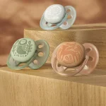 Комплект от 2 броя ортодонтични силиконови залъгалки Philips AVENT Ultra Soft SCF093/06, в кутия за стерилизиране, plant-based 0668.001