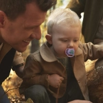 2 броя ортодонтски силиконови залъгалки Philips AVENT SCF349/47 Ultra Air, 18м+, с картинки, в кутия за стерилизиране 0654.001