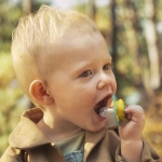 2 броя ортодонтски силиконови залъгалки Philips AVENT SCF349/50 Ultra Air, 18м+, унисекс, в кутия за стерилизиране 0655.001