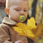 2 броя ортодонтски силиконови залъгалки Philips AVENT SCF349/58 Ultra Air, 18м+, с картинки, в кутия за стерилизиране 0653.001 