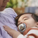 2 броя светещи в тъмното, ортодонтски силиконови залъгалки Philips AVENT SCF376/24 Ultra Air NightTime, 0-6м, с картинки, в кутия за стерилизиране 0656.001