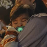 2 броя светещи в тъмното, ортодонтски силиконови залъгалки Philips AVENT SCF376/28 Ultra Air NightTime, 6-18м, с картинки, в кутия за стерилизиране 0659.001