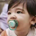 2 броя светещи в тъмното, ортодонтски силиконови залъгалки Philips AVENT SCF376/28 Ultra Air NightTime, 6-18м, с картинки, в кутия за стерилизиране 0659.001