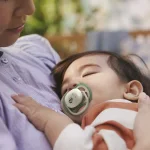 2 броя светещи в тъмното, ортодонтски силиконови залъгалки Philips AVENT SCF376/31 Ultra Air NightTime, 6-18м, с картинки, в кутия за стерилизиране 0661.001