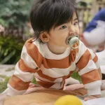 2 броя светещи в тъмното, ортодонтски силиконови залъгалки Philips AVENT SCF376/31 Ultra Air NightTime, 6-18м, с картинки, в кутия за стерилизиране 0661.001