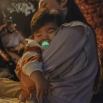 2 броя светещи в тъмното, ортодонтски силиконови залъгалки Philips AVENT SCF376/31 Ultra Air NightTime, 6-18м, с картинки, в кутия за стерилизиране 0661.001