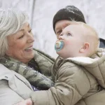 2 броя светещи в тъмното, ортодонтски силиконови залъгалки Philips AVENT SCF376/32 Ultra Air NightTime, 18м+, с картинки, в кутия за стерилизиране 0662.001 