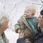 2 броя светещи в тъмното, ортодонтски силиконови залъгалки Philips AVENT SCF376/32 Ultra Air NightTime, 18м+, с картинки, в кутия за стерилизиране 0662.001 