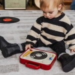 Електронна музикална играчка DJ Станция от серията Tiny Rockers, с 13 рокендрол мелодии, въртяща се peek-a-boo плоча, 12м+ 0853.001