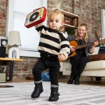 Електронна музикална играчка DJ Станция от серията Tiny Rockers, с 13 рокендрол мелодии, въртяща се peek-a-boo плоча, 12м+ 0853.001