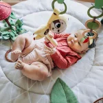 Активна гимнастика Tiny Love Boho Chic Luxe Developmental Gymini с кръгло килимче с диаметър 92 см и дървена арка с висящи играчки, 0м+
