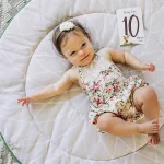 Активна гимнастика Tiny Love Boho Chic Luxe Developmental Gymini с кръгло килимче с диаметър 92 см и дървена арка с висящи играчки, 0м+