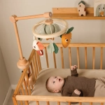 Еко Дървена въртележка TINY LOVE Garden of Adventures за бебешка кошара 0228.001