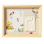 Декоративна фото рамка от естествено дърво, за снимка и бебешки отпечатък на ръчичка или краче Tiny Love Simple Frame Wooden, стилно паспарту с цветни илюстрации 1006.001