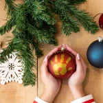 Червена топка за отпечатък със златиста боя на бебешката ръчичка или краче, готова за закачване и украса на коледната елха 1007.001