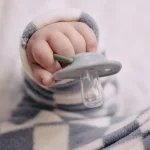 Комплект от 2 бр. ортодонтични залъгалки Tommee Tippee ANY TIME със симетричен силиконов биберон, 0-6м, розово и крем с декор Пате, в кутия за стерилизиране TT.0266